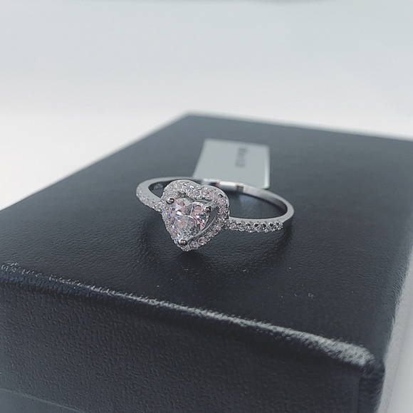 925 Sterling Silver Cubic Zirconia Ring - Picture 4 of 8